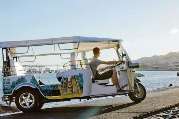 Tuk Tuk dichtbij de rivier