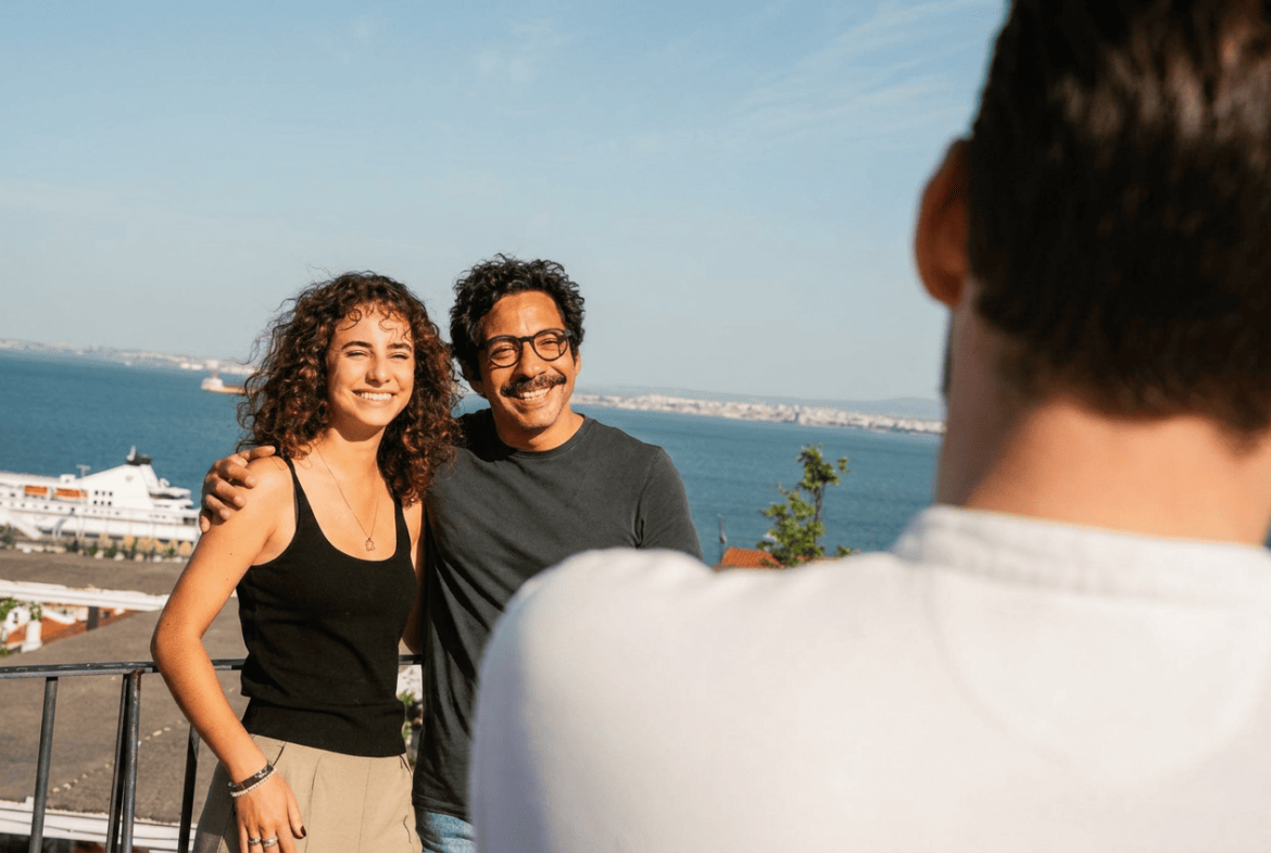 couple-romantic-tuk-tuk-tour-lisbon-viewpoint